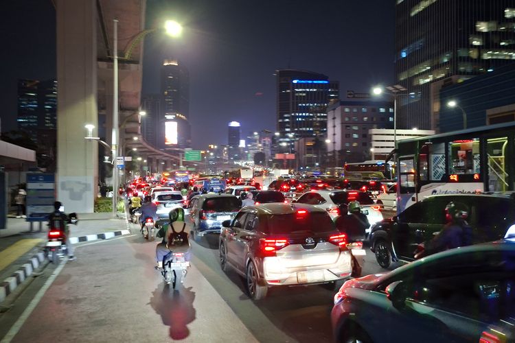 Jalan Gatot Subroto Macet Parah hingga Selasa Malam, Sejam Cuma Tempuh 3 Km