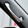 Jangan Salah Paham, Ini Fungsi Pegangan Tangan di Kabin Mobil