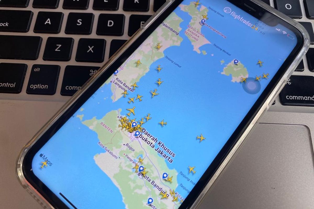 Ilustrasi cara melacak penerbangan pesawat online di HP via FlightRadar24