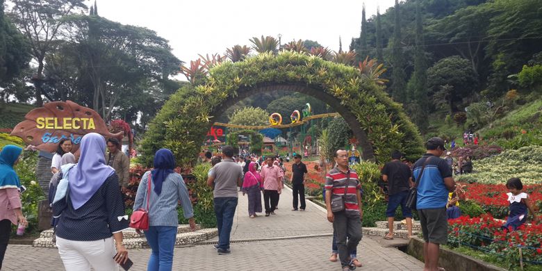 Suasana pengunjung di lokasi wisata Selecta, Kota Batu, Jawa Timur, Minggu (16/7/2017). Selama libur sekolah, kunjungan wisatawan di lokasi itu meningkat tajam.