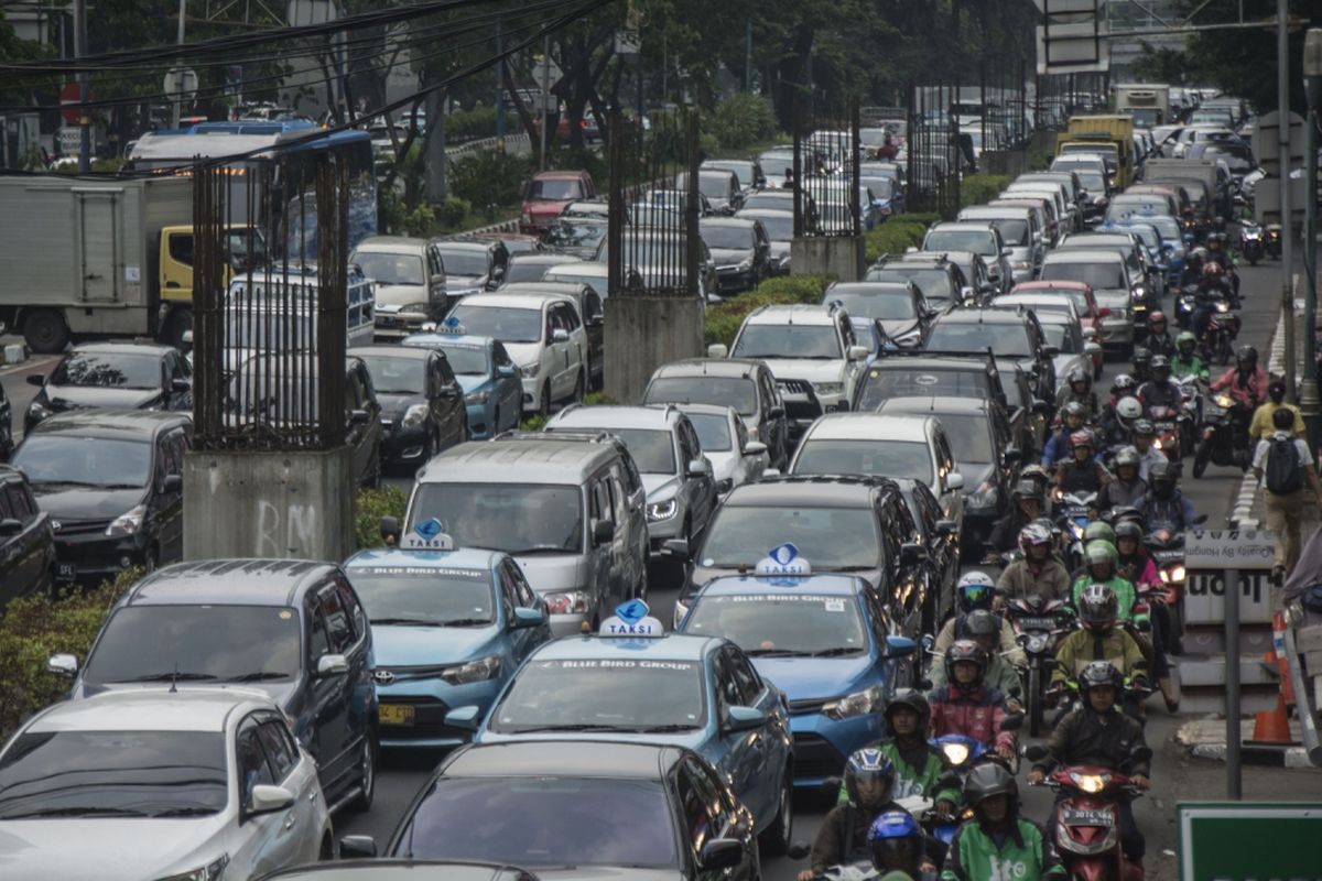 Kendaraan terjebak kemacetan saat melintas di ruas Jalan HR Rasuna Said, Jakarta, Selasa (15/8/2017). Dinas Perhubungan Pemerintah Provinsi DKI Jakarta akan menerapkan uji coba pembatasan kendaraan bernomor ganjil-genap untuk kendaraan roda empat di Jalan Rasuna Said, Jakarta Selatan pada bulan September 2017. Uji coba tersebut dilakukan untuk mengurangi jumlah kendaraan yang melintas di ruas jalan utama. ANTARA FOTO/Aprillio Akbar/foc/17.