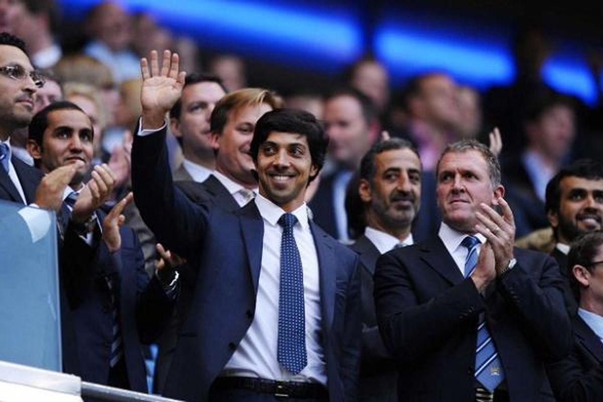 Pemilik City Football Group, Sheikh Mansour bin Zayed Al Nahyan, melambaikan tangannya saat berada di Stadion Etihad.