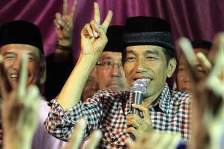 Calon presiden nomor urut 2, Joko Widodo (Jokowi) mengajak pendukungnya mengacungkan dua jari saat berorasi di Batujajar, Kabupaten Bandung Barat, Rabu (2/7/2014). Dalam acara tersebut hadir sekitar seribu warga, para ulama dan santri serta Ketua Tim Pemenangan Jokowi-JK Kabupaten Bandung Barat, Abubakar. TRIBUN JABAR/GANI KURNIAWAN