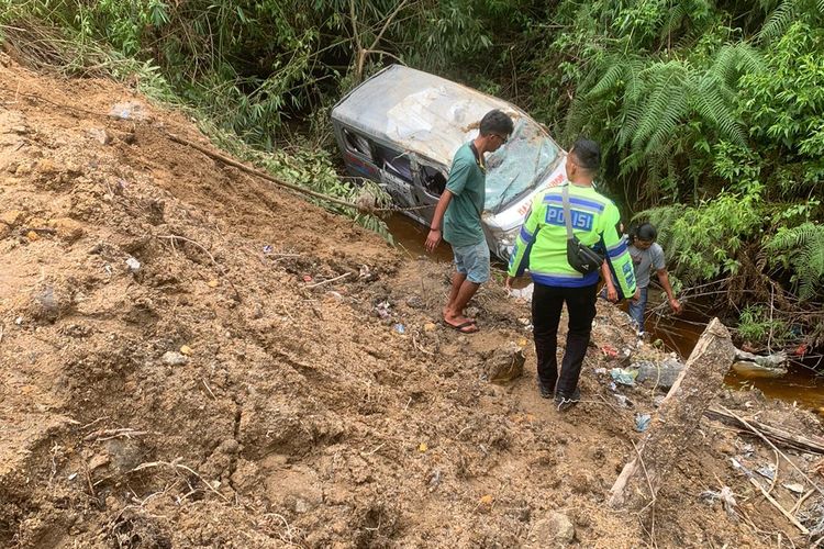 Penampakan Ambulans pembawa jenazah yang masuk jurang sedalam 30 meter di Kecamatan Harian, Kabupaten Samosir, Selasa (21/5/2024)