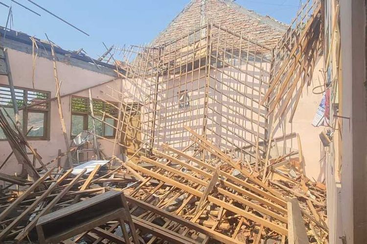 Ruang Kelas SDN Tanggirejo Grobogan Ambrol, Siswa Belajar di Mushala dan Bergantian Ruang Kelas