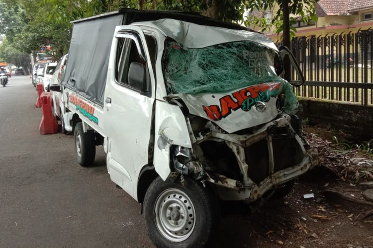 Mobil pikap Daihatsu Grand Max dengan nopol N-8790-EQ yang terlibat kecelakaan dengan sepeda motor Suzuki Satria FU di Jalan Mayjen Sungkono, Kedungkandang, Kota Malang, Jawa Timur atau tepatnya di depan GOR Ken Arok pada Rabu (5/7/2023) sekitar pukul 02.00 WIB.