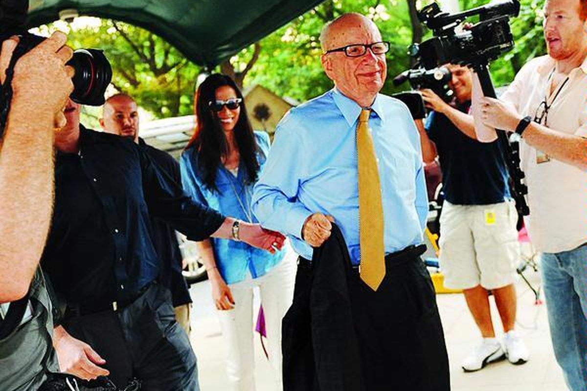 Pemimpin News Corporation Rupert Murdoch tiba di rumahnya di Fifth Avenue, New York, Amerika Serikat, didampingi istrinya, Wendy, Rabu (20/7). Setelah melewati dengar pendapat Parlemen Inggris terkait skandal penyadapan telepon,  Murdoch kembali ke AS, bersiap menghadapi tuntutan keuangan dan hukum yang diarahkan kepada perusahaan media miliknya.