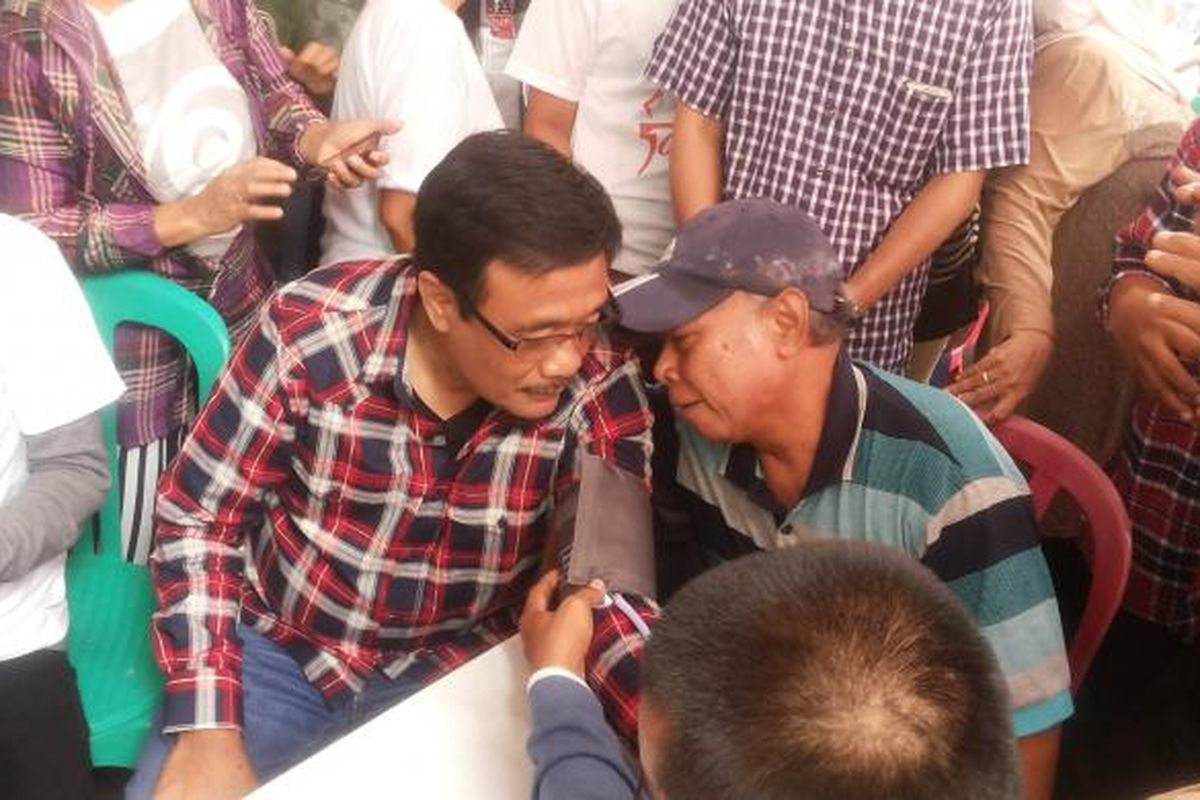 Calon wakil gubernur DKI Jakarta nomor pemilihan dua Djarot Saiful Hidayat saat menghadiri kegiatan pengobatan gratis yang diadakan PDI Perjuangan di Jalan Pengadegan Barat XIII RT 07/RW 04, Pancoran, Jakarta Selatan, Kamis (26/1/2017). 