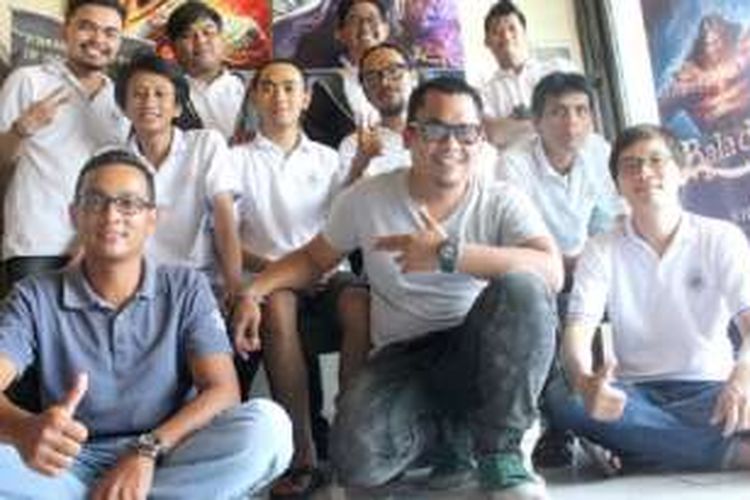 Sebelas anak muda yang tergabung dalam Tantraz Comiks Bali berpose di studio pembuatan komik sastra Baladeva di Denpasar, Bali, Kamis (12/5/2016).