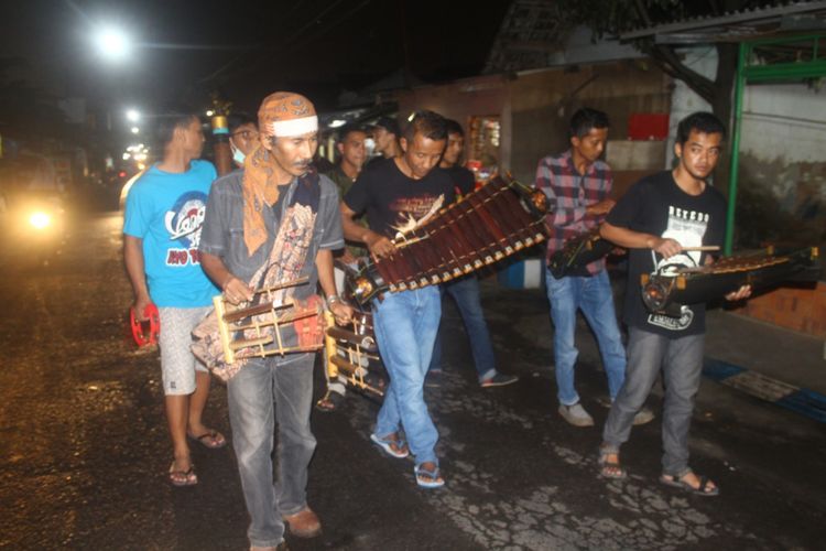 Sejumlah warga berkeliling kampung sambil menabuh bunyi-bunyian saat terjadi super blue blood moon atau gerhana matahari total perige di Desa Kalisongo, Kecamatan Dau, Kabupaten Malang, Rabu (31/1/2018) malam.