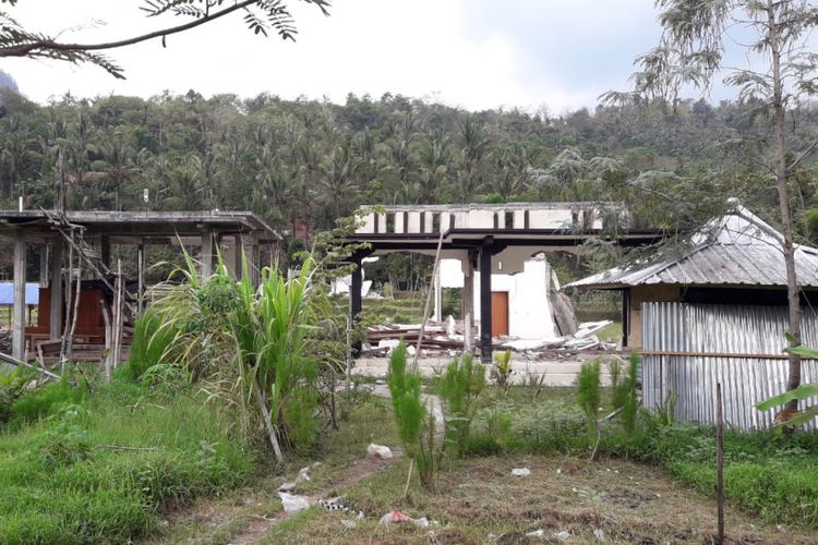Rumah hancur di Dusun Menggala, Lombok Utara.