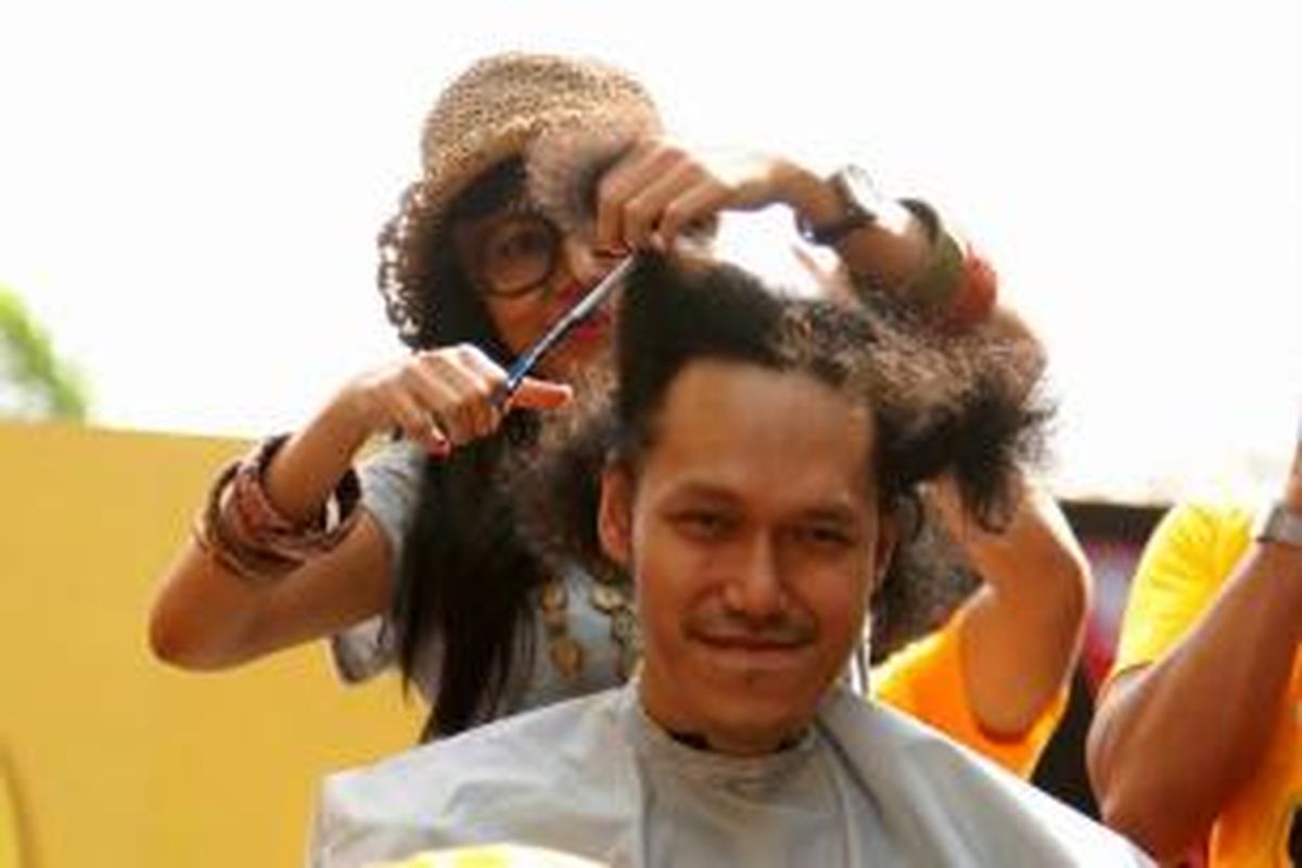 Istri Musisi Rhesa, Endah, diberikan kesempatan untuk pertama kali memotong rambut suaminya dalam acara Shave for Hope di Avenue of Stars Lippo Mall Kemang, Jakarta, Minggu (6/9/2015).