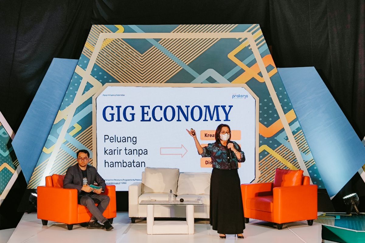 Direktur Eksekutif Manajemen Pelaksana Program Kartu Prakerja Denni Purbasari memberikan sambutan pada event Pekan Milenial Naik Kelas yang dibuka oleh Presiden Joko Widodo (Jokowi), di Jakarta, Selasa (5/4/2022).