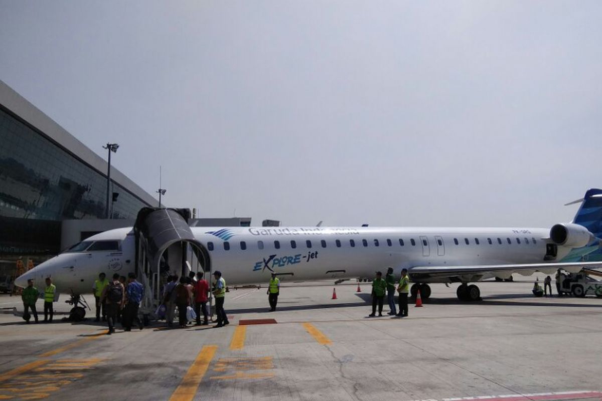 Penerbangan perdana Garuda Indonesia rute Jakarta - Banyuwangi dengan pesawat Bombardier CRJ-1000.