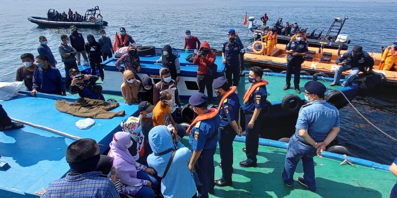 Indonesia's marine patrol officers intercepted service boats carrying homecoming travelers amid Idul Fitri travel ban during the Covid-19 pandemic. 