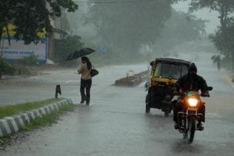 Sejumlah warga India berjalan pulang ke rumah melewati hujan lebat di kota Berhampur pada 12 Oktober 2013. Hampir setengah juta orang dievakuasi dari pantai timur India yang miskin menjelang topan besar yang diperkirakan mendarat pada 12 Oktober malam, kata sejumlah pejabat.


