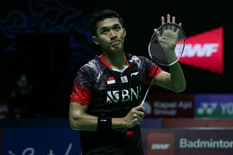 Tunggal putra Indonesia, Jonatan Christie bertanding melawan wakil Thailand, Kantaphon Wangcharoen pada babbak 32 besar Indonesia Open 2022 di Istora senayan, Jakarta, Rabu (15/6/2022). Ia sukses melangkah ke babak 16 besar setelah menang dua gim langsung dengan skor akhir 22-20, 21-8.