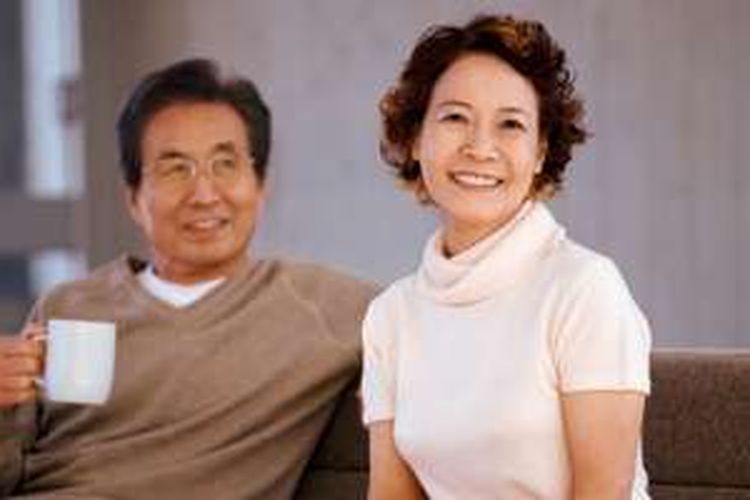 http://www.thinkstockphotos.com/image/stock-photo-senior-couple-sitting-on-a-sofa-holding-mugs/dv1798018/popup?sq=retirement asian/f=CPIHVX/s=DynamicRank