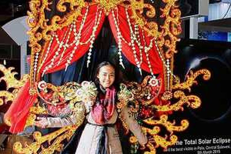 Olivia Gunawan (17), saat mempersiapkan Paviliun Indonesia dalam pameran turisme internasional di Madrid, Spanyol, Rabu (20/1/2016). Pameran yang berlangsung 20-24 Januari 2016 ini merupakan salah satu upaya menarik lebih banyak wisatawan Eropa ke Indonesia. Kenaikan jumlah wisatawan Eropa diharapkan menambah pendapatan dari sektor wisata.