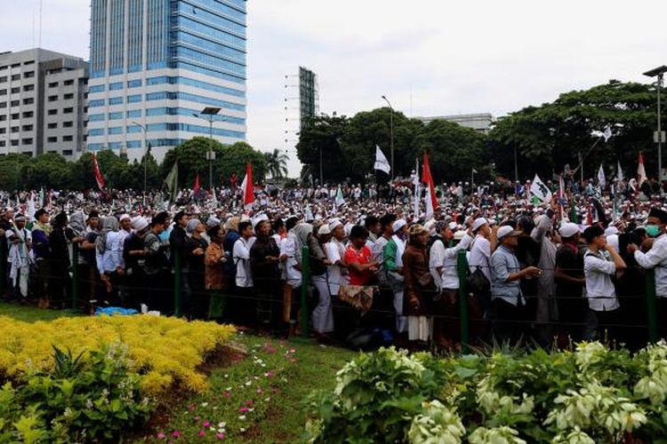 Umat muslim mengikuti aksi 212 di depan Kompleks Parlemen Senayan, Jakarta Pusat, Selasa (21/2/2017). Aksi 212 tersebut digelar dalam rangka menuntut DPR agar segera mengambil tindakan agar Gubernur DKI Jakarta Basuki Tjahaja Purnama diberhentikan dari jabatannya.