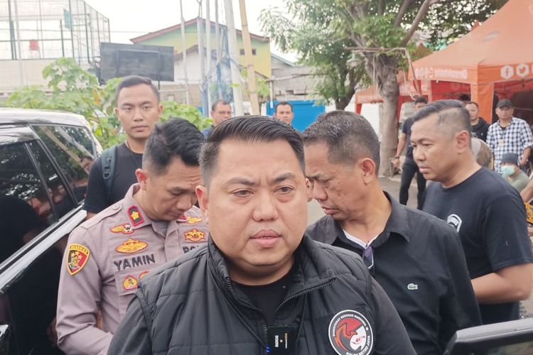 Wakil Direktur Reserse Narkoba Polda Metro Jaya AKBP Doni Alexander saat ditemui usai menggeledah rumah Alex Bonpis di Kampung Bahari, Selasa (17/1/2023).