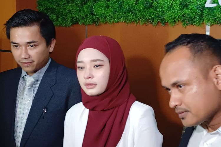 Inara Rusli didampingi kuasa hukumnya, Arjana Bagaskara dan Mulkan Let-let usai sidang putusan cerai dari penyanyi Virgoun di Pengadilan Agama Jakarta Barat, Jumat (10/11/2023).