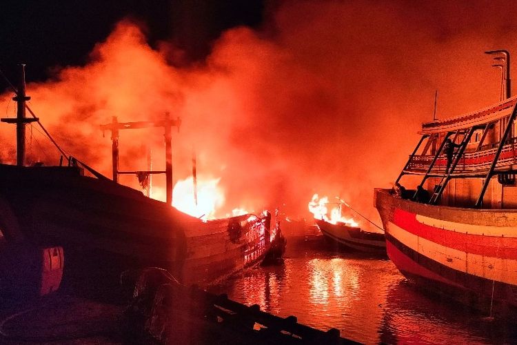 Sejumlah kapal terbakar hebat di Pelabuhan Jongor Tegalsari, Kecamatan Tegal Barat, Kota Tegal, Jawa Tengah, Senin (14/8/2023) malam. 