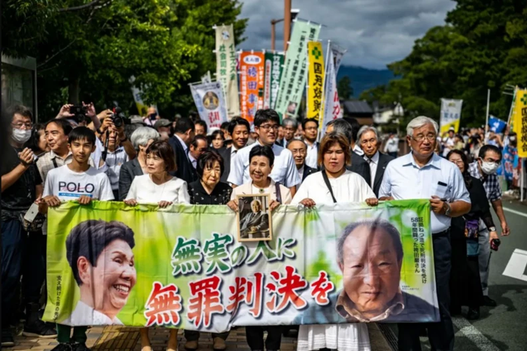 Para pendukung Hakamada di luar pengadilan bersorak ?banzai?, sebuah seruan dalam bahasa Jepang yang berarti ?hore?, saat putusan dijatuhkan.