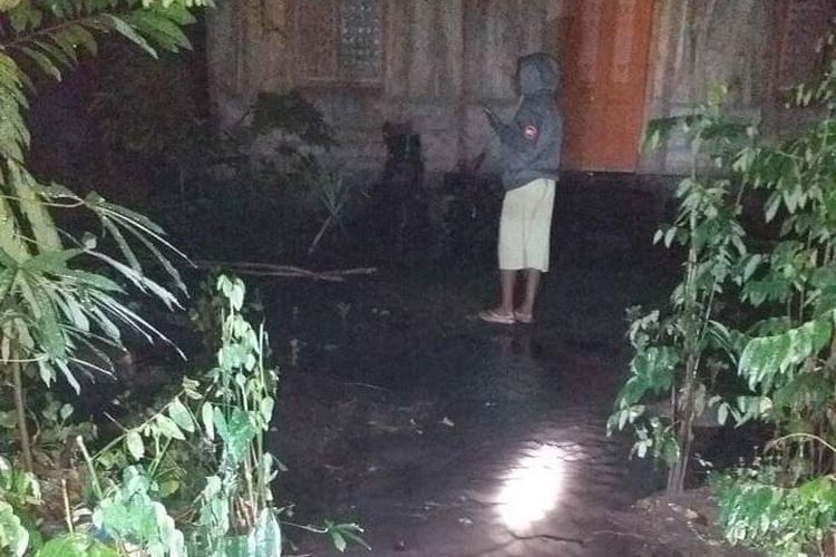 Warga sedang memantau kondisi rumah saat banjir melanda wilayah Desa Klatanlo, Kecamatan Wulanggitang, Kabupaten Flores Timur pada Senin  (1/4/2024) malam