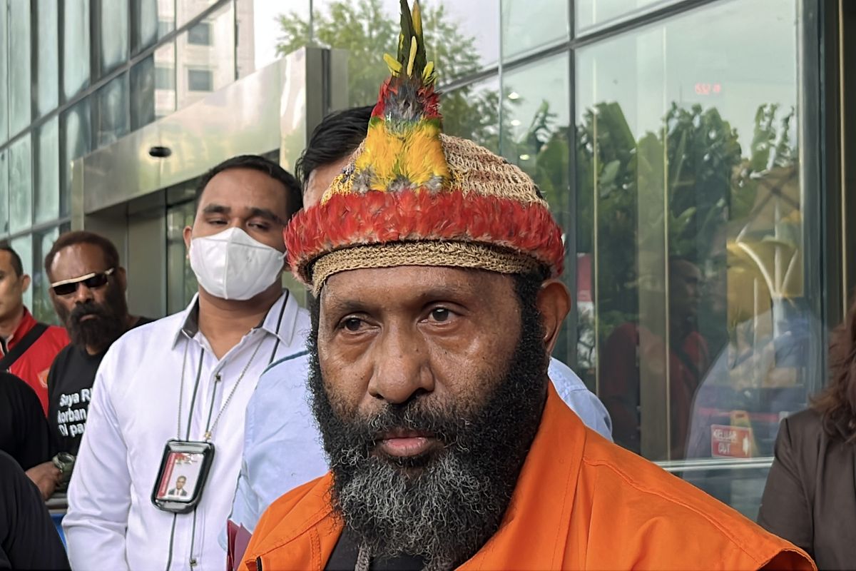 Bupati nonaktif Mamberamo Tengah, Ricky Ham Pagawak saat ditemui di gedung Merah Putih KPK, Jakarta, Senin (19/6/2023). Ia menolak disidang di Pengadilan Tipikor Makassar.