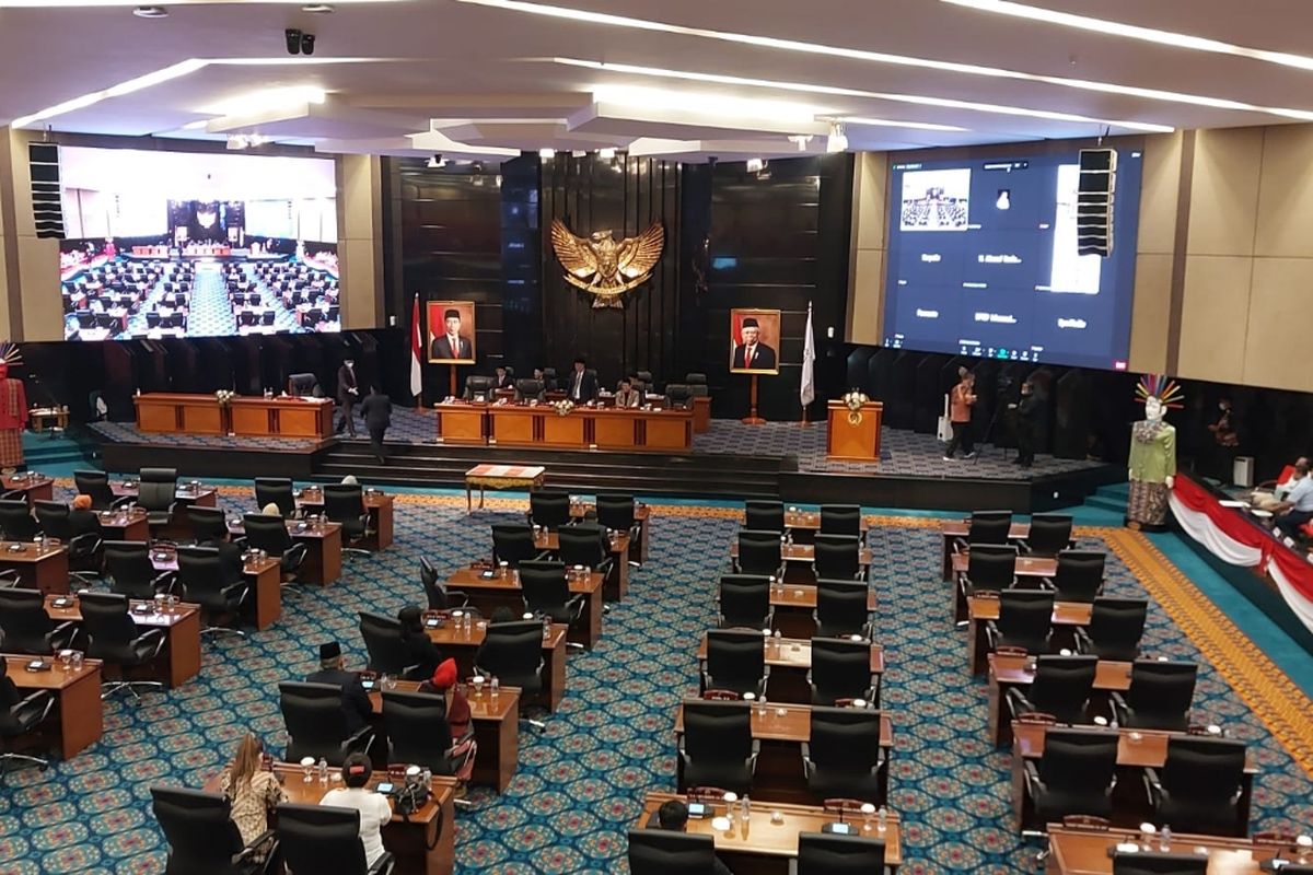 Suasana rapat paripurna legislatif Jakarta di Ruang Rapat Paripurna Gedung DPRD DKI Jakarta, Rabu (28/12/2022).