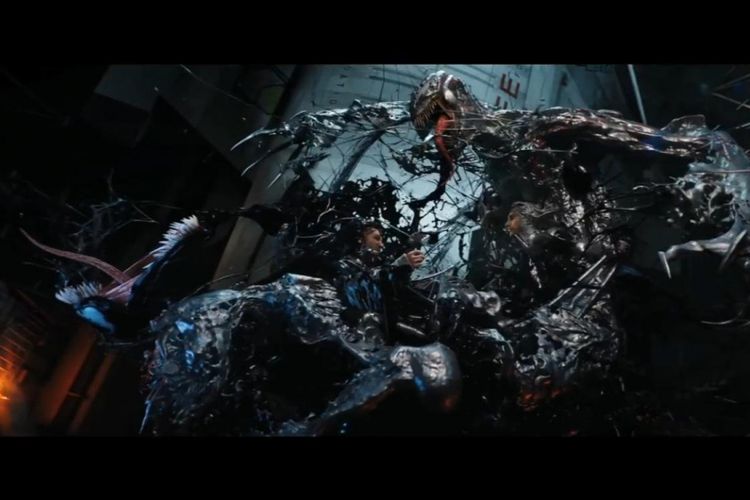 Adegan seru Venom melawan symbiote jahat bernama Riot dalam film Venom.