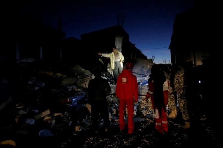 Petugas penyelamat sedang menyisir puing di Sarpol-e Zahab. Kota itu menderita kerusakan dan korban tewas paling banyak akibat gempa berkekuatan 7,3 skala Richter. Sebanyak 236 orang dilaporkan tewas di Zahab. (13/11/2017)