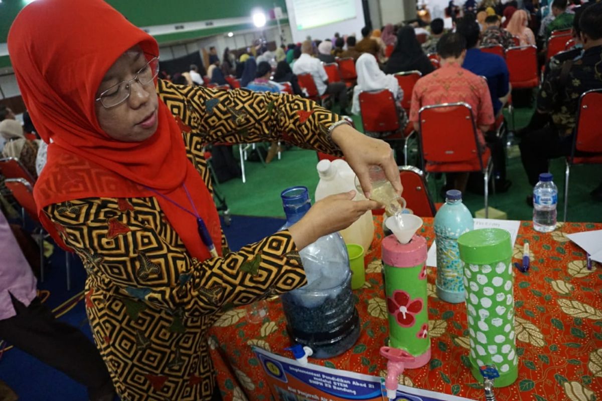 Hasil inovasi STEM siswa SMPN 23 Bandung memecahkan masalah krisis air bersih yang terdapat di sekolah.