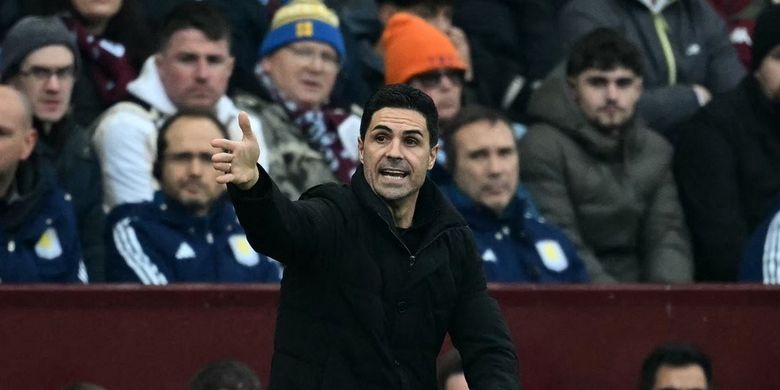Manajer Arsenal asal Spanyol Mikel Arteta meneriakkan instruksi kepada para pemain dari pinggir lapangan pada laga Liga Inggris antara Aston Villa dan Arsenal di Villa Park di Birmingham, Inggris tengah pada 6 Desember 2025.