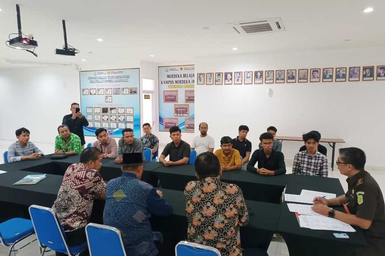 Ketua DPRD NTB Enggan Berkomentar soal Perusakan Gerbang oleh Mahasiswa