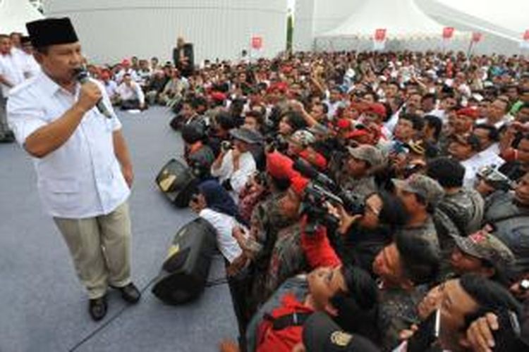 Bakal calon presiden Prabowo Subianto berpidato saat menghadiri acara Deklarasi Tim Pemenangan Prabowo-Hatta wilayah Jawa Barat di Monumen Perjuangan Dipatiukur, Bandung, Jawa Barat, Rabu (28/5/2014). Tim Pemenangan Prabowo-Hatta Jawa Barat menargetkan bisa meraih 80 persen suara di Jawa Barat pada Pemilu Presiden 9 Juli 2014 mendatang.