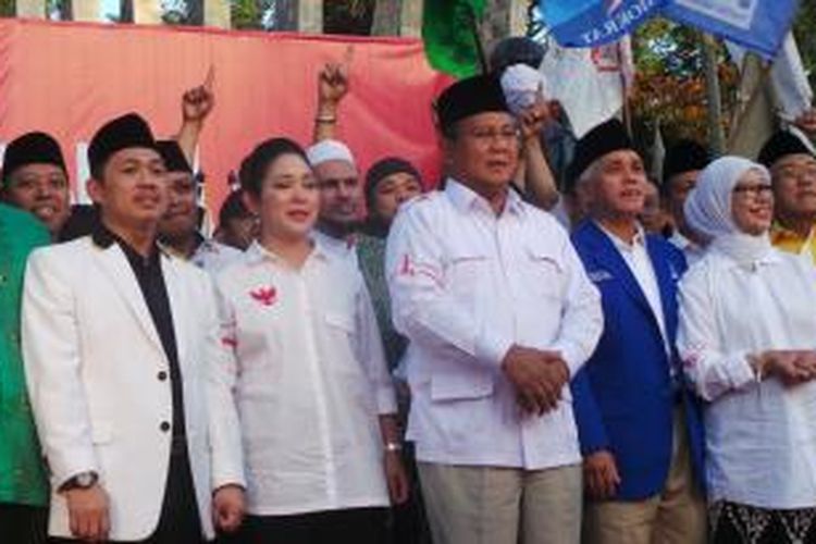Titiek Soeharto bersama dengan Prabowo Subianto dan sejumlah elit partai pendukung dalam deklarasi Koalisi Merah Putih secara permanen di Tugu Proklamasi