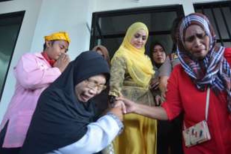 Permaisuri sultan ternate, Nita Budi Susanti usai menjalani sidang perkara dugaan pemalsuan identitas putra kembar di Pengadilan Negeri Ternate, Maluku Utara, Kamis (16/6/2016)