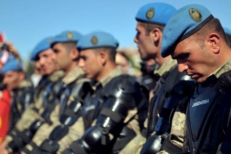 Tentara Turki mengamankan sidang mantan panglima militer di kota Silivri, dekat Istanbul, Senin (5/8/2013), sementara para pengunjuk rasa berteriak-teriak di luar ruang sidang.