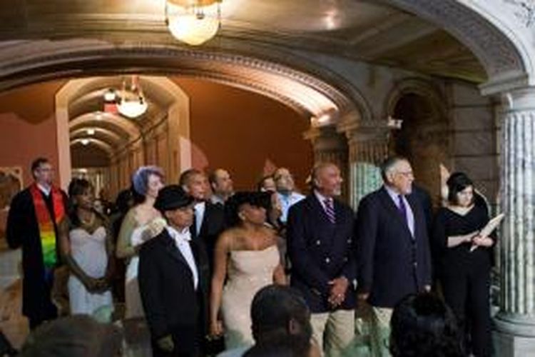 Sejumlah pasangan gay menunggu giliran dinikahkan secara resmi oleh wali kota Newark, Cory Booker setelah negara bagian New Jersey menggelar pernikahan gay pertamanya pada Senin (21/10/2013) lewat tengah malam.