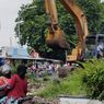 Puluhan Lapak PKL di Kawasan Stasiun Tegal Dibongkar dengan Alat Berat