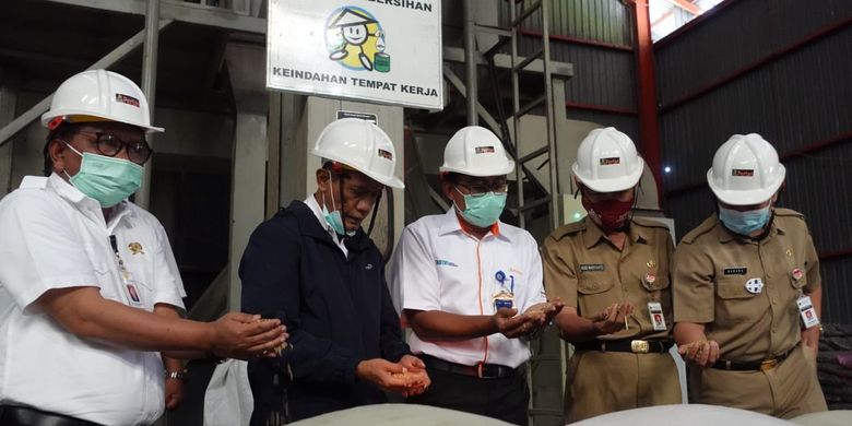 Kepala Badan Ketahanan Pangan (BKP) Kementerian Pertanian (Kementan) Agung Hendriadi dan Direktur Utama (Dirut) PT Pertani (Persero) Maryono beserta sejumlah pihak dari Kementan dan Pertani saat berada di Unit Penggilingan Padi (UPP) Pertani Kendal, Jawa Tengah, Senin (5/4/2021).