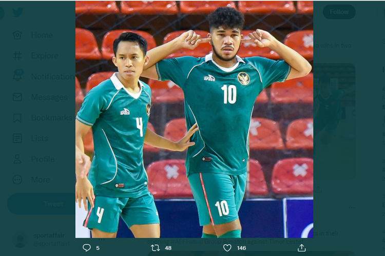 Tangkapan layar Twitter @afcasiancup yang memuat momen perayaan gol Evan Soumilena (kanan/10) bersama rekannya M Iqbal (kiri/4) dalam laga kedua fase grup Piala AFF Futsal 2022 kontra Malaysia di Huamark Indoor Stadium, Bangkok, Thailand, pada Senin (4/4/2022) sore WIB.
