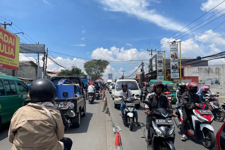 Suasana Kemacetan di arus lalu lintas di Cileunyi mengarah ke Kota Bandung atau sebaliknya pada Jumat (3/11/2023)