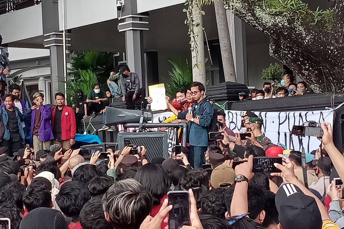 Ribuan mahasiswa yang tergabung dalam BEM (Badan Eksekutif Mahasiswa) Malang Raya melakukan aksi di depan gedung DPRD Kota Malang pada Selasa (12/4/2022). 