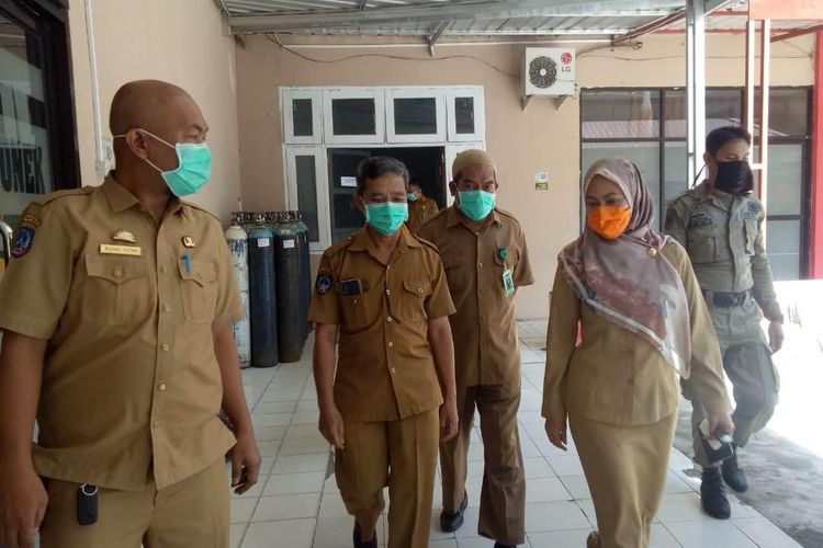 Bupati Luwu Utara Indah Putri Indriani saat mengecek kesiapan dan kelengkapan fasilitas ruang isolasi RSUD Andi Djemma Masamba di Kelurahan Kasimbong jalan Sultan Hasanuddin, Masamba Selasa (24/3/2020).