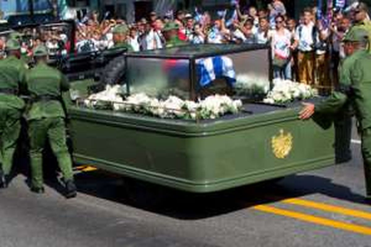 Kendaraan militer merek Rusia, UAZ 3151, yang menderek abu jenazah Fidel Castro mogok di tengah jalan. Para tentara terlihat berusaha mendorongnya. 