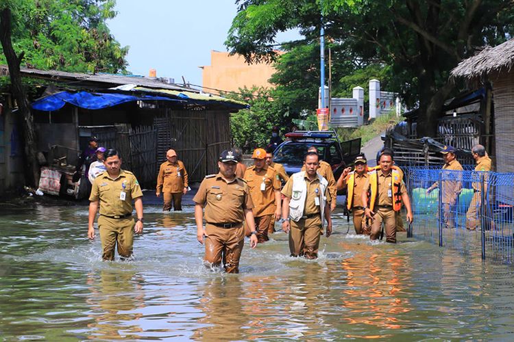Pemerintah Kota Tangerang melalui Dinas Pekerjaan Umum dan Penataan Ruang (DPUPR) Kota Tangerang ketika survei lapangan untuk mengatasi genangan dan banjir di beberapa wilayah.