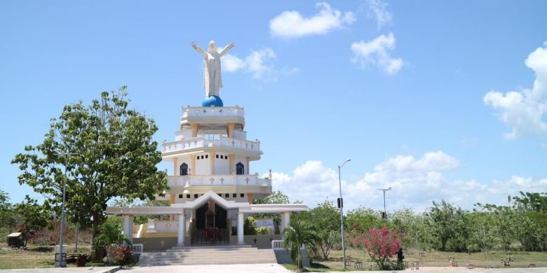 Monumen Kristus Raja lekat dengan kegiatan keagamaan khususnya umat Katolik. Beragam kegiatan rutin seperti sembahyang, misa, hingga tempat penyimpanan arak-arakan patung arca Yesus digelar di Monumen Kristus Raja. 